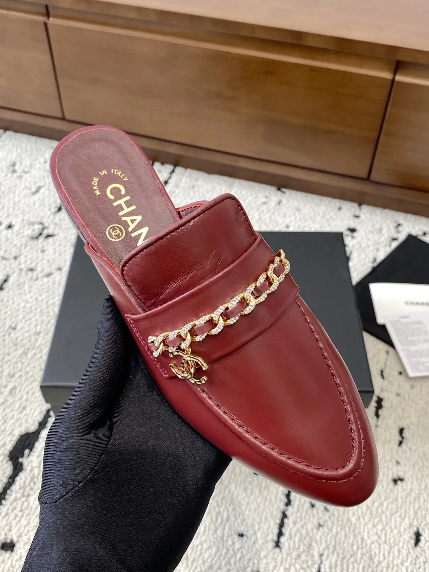 👟👟Ex-factory price 560👟👟 🍀CHANEL｜Chanel Chanel 25C early spring new product, chain buckle low-heeled pointed toe flat slippers, full of retro style, elegant shoe shape, very pleasing to look at. The pointed toe makes the feet become thinner and looks slender. The classic chain double C buckle is paired with a thick heel design. The shoe shape is particularly stylish and stylish. The upper is very elegant. The upper is made of top-grade lambskin and the lining is silk sheepskin. It is super comfortable. Italian imported cowhide outsole. Size: 35-39 (40/41 customized) 👉 👉 👉